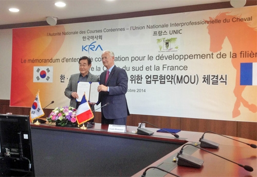 Signature du M.O.U. entre M. Hyun Myung Kwan, Président de la KRA et M. Louis Romanet, Président de l’UNIC et FRBC
