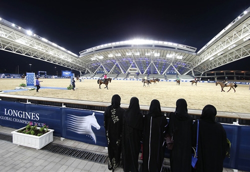 Jeunes filles regardant la warm-up en 2013 (Photo Stephano Grasso/LGCT)