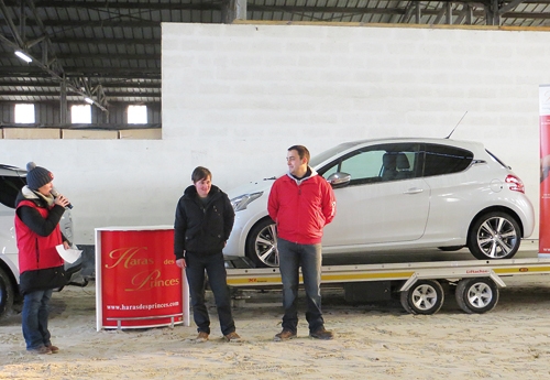 Virginie Semenenko et Marius lors de la remise de la voiture