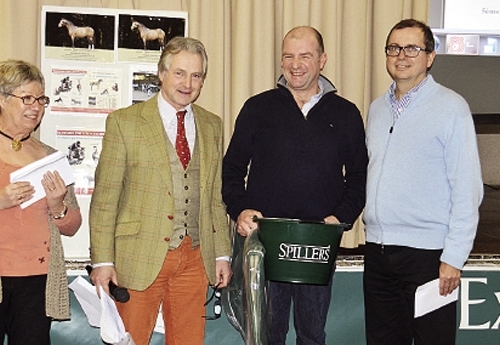 Récompense remise par Olivier Jouanneteau au cavalier Franck Vancrayelingue et Jean-Baptise Séjourné (Haras de Turan) propriétaire de la jument Ululu - championne du CIR, championne des 6 ans et championne des CIR à Lyon (@ Laurence Roger)