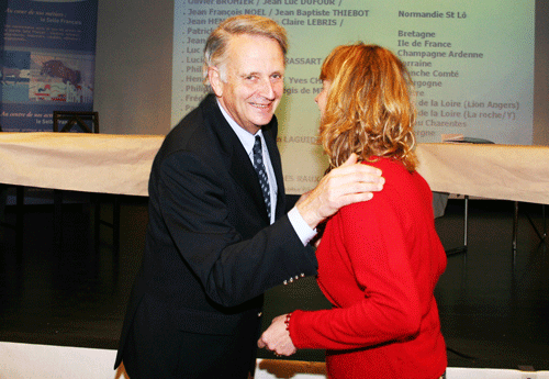 Philippe Curti félicite une éleveuse lors de la dernière assemblée générale de l’ANSF qu’il présida, en 2007