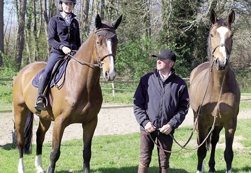 (De g. à d.) Léa Amanieu élève monitrice aux Ecuries de Libet en selle sur Prodige de Lavabre le cheval de son coach Hervé Triaud. Ce dernier tient Vivaldi de Garlope en main, premier poulain qu’il a fait naître à Bernos et frère utérin  de Lindberg des Hayettes. © Thomas Garnier