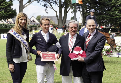 Camille Cerf à La Baule lors d’une remise de prix au prodige Irlandais Bertram Allen. (© PSV Jean Morel) 