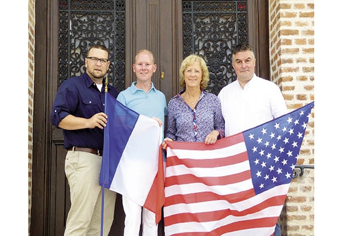 Devant la mairie de Lamotte-Beuvron, les protagonistes du jumelage ont échangé les drapeaux (© GR) 