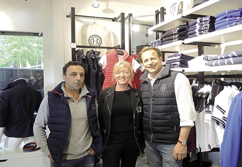   William Benguigui (à droite) avec les propriétaires de la boutique proposant la marque, installée au Pôle Européen du Cheval à Yvré-l’Evêque
