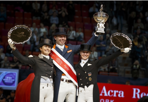 Sur le podium  la Suédoise Tinne Vilhelmson-Silfven (2è), le Néerlandais Hans Peter Minderhoud (1er) et l’Allemande Jessica von Bredow-Werndl (3è). (FEI/Dirk Caremans)