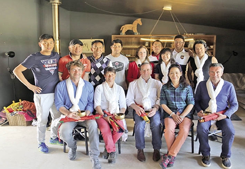 Matthieu Vincent, Pascale Boutet, Jean-Yves Camenen, Bianbacangjue et Pascal Plancq ; 2e rang : Elise Bourdin (Chargée de communication à l’UNIC), Michelle Chen (Chargée de mission Chine à l’UNIC), Cuodong (chef de l’équipe tibétaine de CCE), Danzeng (entraîneur de l’équipe), Alan Lai (vétérinaire) + cavaliers