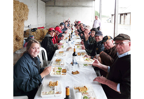 Les éleveurs de Chevaux Percherons et Cobs normands ainsi que les meneurs et grooms réunis pour un repas dominical offert par la Ville de Saint-Lô dans une ambiance conviviale.