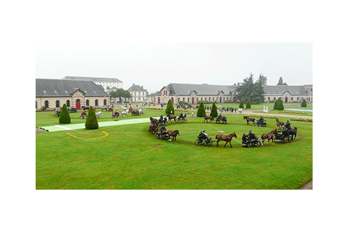 La Fresque « A Cheval A Vélo » en action à 14 heures dans la cour d’honneur du Haras.