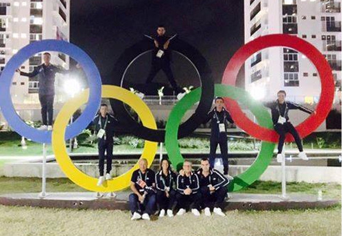 L'équipe de complet au village olympique