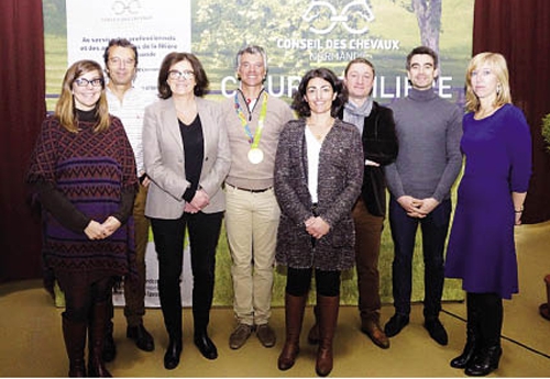 De gauche à droite : Lola Quitard, directrice du Conseil des Chevaux de Normandie, Eric Favory, médecin équipe de France CCE Rio, Laurence Meunier présidente du Conseil des Chevaux de Normandie, Karim Laghouag, champion olympique CCE, Anne Jumaucourt, chargée de projet au Conseil des Chevaux de Normandie, Stéphane Deminguet chargé de projet au Conseil des Chevaux de Normandie, responsable de l’organisation et animateur du Colloque technique annuel, Luc Vo et Nathalie Ribes, stagiaires (© Jean Bo