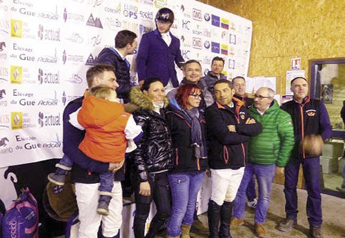 Georges-Edmond Ngan Sassi, entouré de la fine équipe du Concours des Rois, remporte la Jump and Drive, épreuve qui assura l’ambiance de la soirée du deuxième samedi (© S.G)