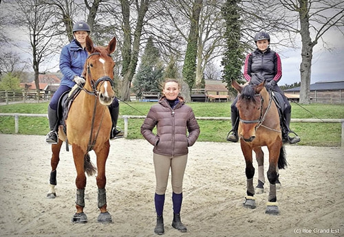 Estelle et Laurine en compagnie d’Evelyne Fleck, enseignante (©ifce)