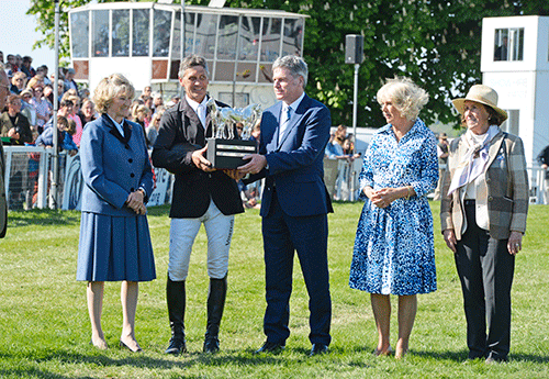 Andrew Nicholson reçoit le trophée Mitsubishi Motors de la duchesse de Cornouailles et de la duchesse de Beaufort (à gauche) avec Lance Armstrong, directeur général de Mitsubishi Motors UK et Mme Deborah Sellar (à droite) propriétaire du cheval gagnant, Nereo. (Photos Kit Houghton)