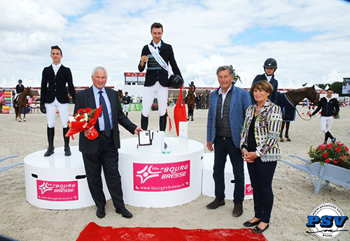 Vincent Mourier, Hugo Carlet et Olivia Coulet, félicités par Alain Landais, Jacques et Martine Robert  (PSV Jean Morel)