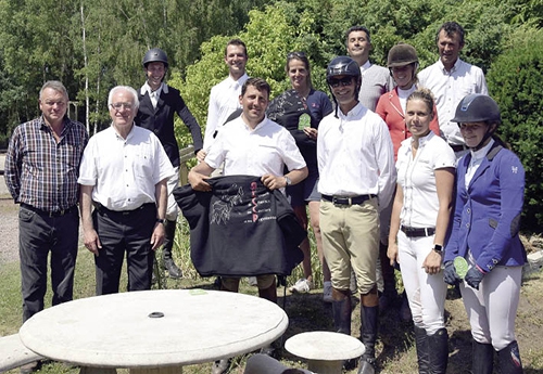 Les heureux lauréats des 6 A ans autour de Bernard Lesage et du conseiller M. Delannoy