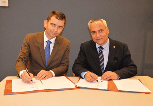 Frédéric Bouix, président de la FITE (à gauche) et Ingmar de Vos, président de la FEI, lors de la signature du MOU à Bruxelles. ©FEI/MARK WENTEIN