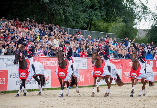 Nicola Wilson (également en bronze individuel), Ros Canter, Oliver Townend et Kristiina Cook, l’équipe britannique victorieuse à Strzegom (FEI/Jon Stroud)