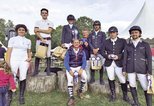 Stéphanie aux prix de la 1,30 m du samedi, où elle devance Tom Dellenbach, alors que la 3e c’est encore elle... (© T. B.)