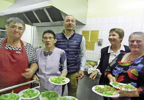 Sébastien Tencé en cuisine avec de droite à gauche Marina Storgato (élevage du Bary) , Marie Thérèse Lepetit (élevage des Vaux), Françoise Blestel et Jacqueline Bellée