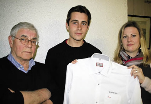 Pascal Bouvet, président et Corinne Martel, vice-présidente, remettent la chemise aux couleurs Equid’Ain à Adrien Godard