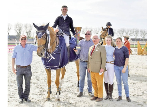 Pierre Cabochette, les Présidents Jean-Luc Egret (Hippodrome) et Hervé Desse Carmignac (Etrier de Sainte Catherine), P. Mereau, Partenaire et Olivia Desse Carmignac, entourant le couple vainqueur