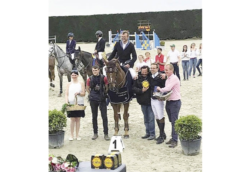 Ambiance lors de la remise des prix autour de Romain Potin (Crédit Xavier Hazebrouck)