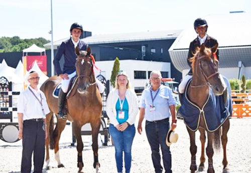 L’équipe Equid’Ain : Alain Mazuir, Corinne Martel et Pascal Bouvet félicitent Adrien Godard et Philippe Bernard