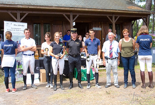 : Remise des prix PRO 3 : Héloïse Le Guern et Romain Sans , nouvellement sélectionnés pour l’équipe de France Jeunes Cavaliers entourent Patrick Teisserenc, Ecuyer en chef du Cadre Noir.