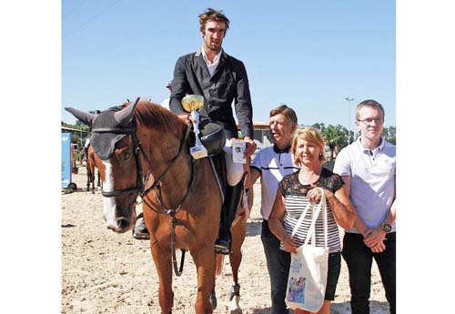 Adrien Trouiller, félicité par la famille Astier et Cédric, de chez Ford, partenaire de l’épreuve