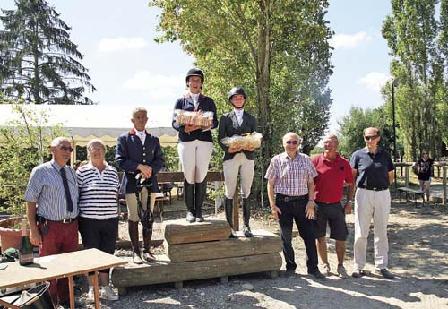 De gauche à droite : Gilbert Lécrivain, Annie de Roose, Jacques Dulcy, Camille Piat, Violette Mougel, le maire de Sandrans, Pascal Forabosco et Nicolas Bréchet