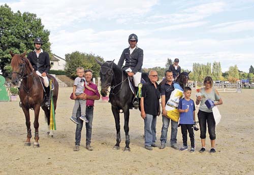 De gauche à droite : Adrien Trouiller, vainqueur de l’épreuve avec Ultrachic du Temple, Claude Astier avec son petit-fils Sacha, Patrice Astier, André Michon, Till Von Bandel (aliments Hoeveler) Timothée Astier, fils aîné de Patrice, Régine Brocard Maure 