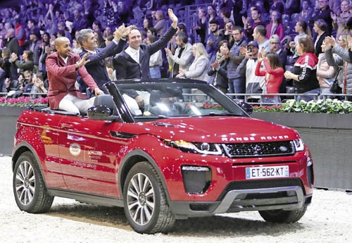 Le trio gagnant fait son tour d’honneur en Land Rover