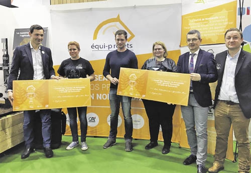 De gauche à droite : Jean Emmanuel Zaragoza, Crédit Agricole Normandie; Sandie Kherkoove, lauréate du prix du développement; M. et Mme Hamel, lauréats du prix de la création; Stéphane Hamon, directeur Safer de Normandie; Stéphane Deminguet, Conseil des Chevaux de Normandie (© Conseil des Chevaux de Normandie)