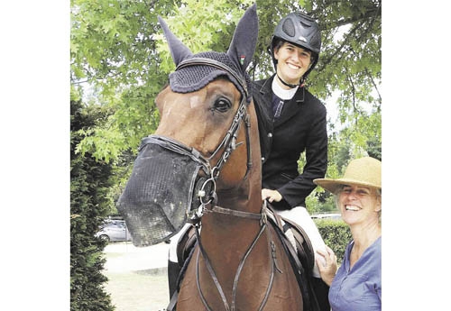 Lucie Guittat, jeune cavalière, a gagné l’épreuve grand prix 125 élite avec sa jument Altéa du Pomiez à Cluny. L’été dernier elles ont été 5e du criterium junior à Tours Pernay au championnat des as,  et classées à Lyon au salon du cheval......... Cette jolie jeune fille toujours souriante est élève en première année ingénieur agronome à Lyon. Elle a travaillé cet hiver avec Benoit Cernin et élève des poneys Shetland. 