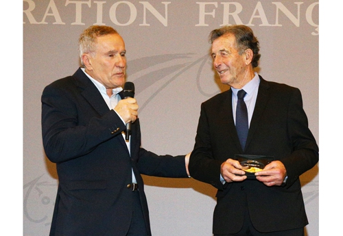 Gala de la FFE 2018, Serge Lecomte remet à Jacques Robert l’insigne de vice-président d’honneur de la FFE (© PSV)