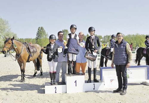 Le président Jean-Pierre Congy félicitant les gagnants Poney 3  , (© Photo Alezane)