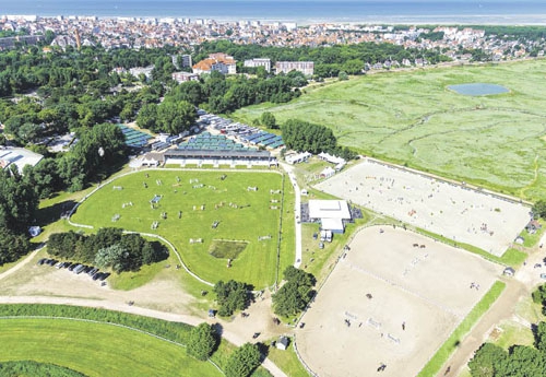 Le parc équestre vu du ciel : un écrin de verdure de cinquante hectares au bord de l’eau 