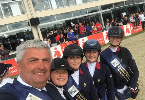 Les Children Toscane Carloni Richard/Ambre d’Ermisserie, Romane Michelet/Cassina Z, Agathe Martin/Ateis de Clarence et Lou Champion/Zingaro H remportent leur coupe des Nations (Photo FFE/Equipes de France)