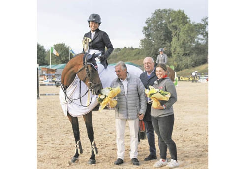 Yves Tourvieille, Président du CRE et du Parc de Chazey, accompagné de Bernard Fleur, représentant Fiducial, partenaire fidèle du CSI félicitent I-Scheau Wong et sa groom