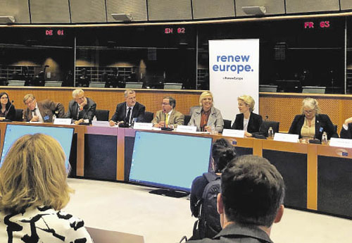 De gauche à droite :  Jean-Roch Gaillet, directeur général de l’IFCE ; Marc Wentein, président de l’EHN ; Hilde Vautmans, MEP présidente du groupe cheval ; Ursula von der Leyen, présidente de la Commission européenne ; Martine Leguille-Balloy, députée à l’Assemblée nationale