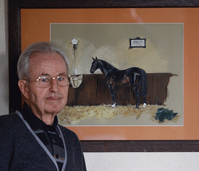 Jean Brohier nous avait reçus à Tamerville en 2014, où il a tenu à être photographié devant un tableau de Narcos II