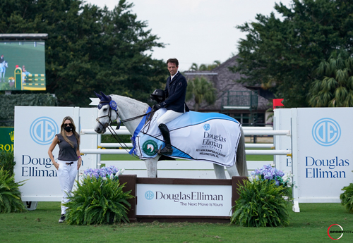 Harrie Smolders (NED) et Une de l'Othain avec Sharon Loayza de Douglas Elliman Real Estate, dans leur présentation gagnante (© Sportfot)