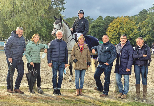 De gauche à droite : Bertrand et Françoise Donzé, Jean-François Jung, Isabelle Abafour, Xavier Prunaux, Maxime Donzé et la groom de Dagon des Baleines