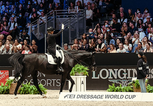 L'Allemande Isabell Werth et Weihegold OLD saluent la foule après avoir remporté la deuxième étape de la FEI Dressage World Cup™ 2021/2022 Western European League (FEI/Christophe Taniere)