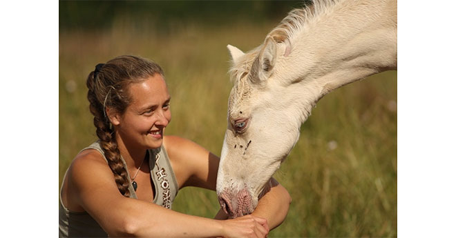 L'ostéopathe équin Celia Caffarelli