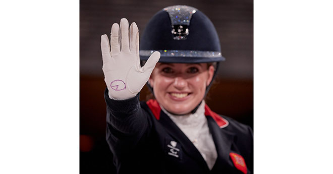 Natasha Baker (GBR) - la première collaboratrice du Para Equestrian Digest - se montrant solidaire de la campagne WeThe15 aux Jeux paralympiques de Tokyo 2020 (© FEI/Liz Gregg)