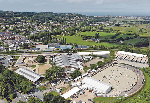 Le PIC de Deauville vu d’en haut. Et au fond il y a la mer