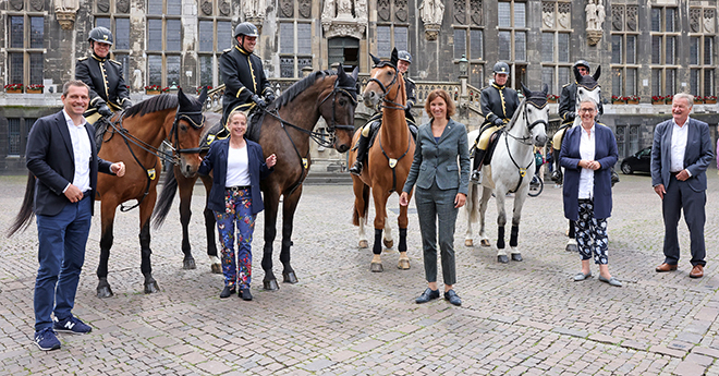 Devant l'Hôtel de Ville d'Aix-la-Chapelle et accompagnés d'une délégation des City Riders d'Aix-la-Chapelle, (de gauche à droite) Michael Mronz, Isabell Werth, Stefanie Peters, Sibylle Keupen et Frank Kemperman (CHIO Aachen/Andreas Steindl)