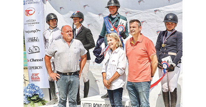 Le podium du Grand National avec Dominique Simonin,  Emmanuèle Perron Pette, vice-présidente de la FFE et Franck Perry, maire de Vittel